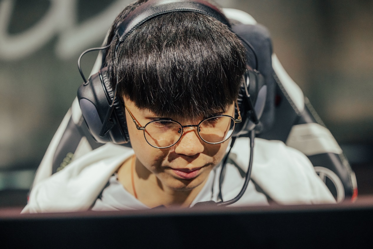 DFM力克PSG,Elk线上压制力十足宿敌对决半决赛,引爆全场热议 DFM力克PSG,Elk线上压制力十足宿敌对决半决赛,引爆全场热议