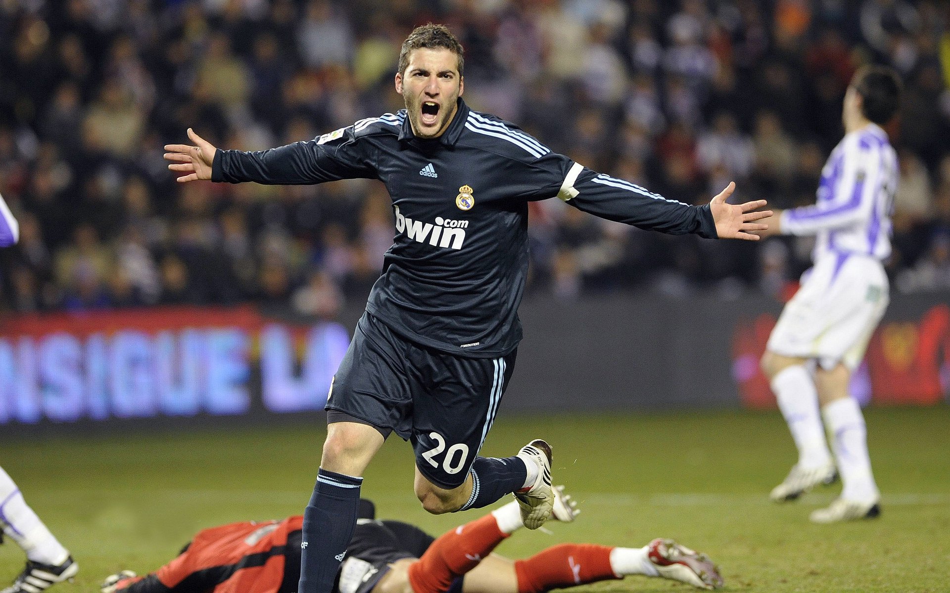 德罗赞梦回巅峰狂轰42分！公牛加时险胜魔术，末节之王再现杀手本色